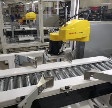 Fanuc Robot cuts box automatically with a standard blade